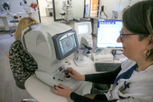Une patiente subit un examen de la vue chez son ophtalmologue, à Paris, le 26 février 2020.