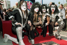 Ace Frehley (à gauche), avec le groupe Kiss le 11 août 1999.