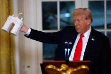 Donald Trump a dévoilé une maquette de "l'Arc de l'Indépendance", mercredi 15 octobre 2025, à la Maison-Blanche.