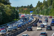 Des embouteillages sur une autoroute. (Illustration)