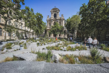 Le jardin du souvenir du 13 novembre 2015, place Saint-Gervais, à Paris.