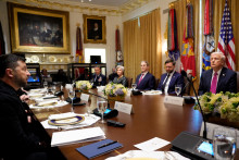 Le président ukrainien Volodymyr Zelensky (à gauche) s'entretient avec le président américain Donald Trump (à droite) lors d'un déjeuner à la Maison Blanche le 17 octobre 2025, à Washington.