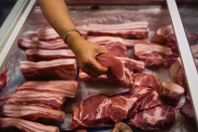 Un boucher sélectionne de la viande (illustration)
