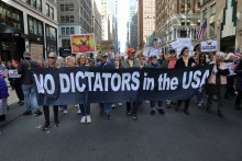 Des manifestants anti-Trump à Manhattant à New York, le samedi 18 octobre 2025.