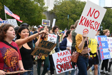 Des manifestants se rassemblent à Butler Field, dans le Grant Park, pour le rassemblement et la marche "No Kings !", le 18 octobre 2025 à Chicago, dans l'Illinois.