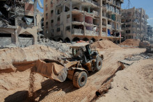 Des Palestiniens creusent profondément dans le sol, apparemment à la recherche de corps, à Khan Yunis, dans le sud de la bande de Gaza, le 17 octobre 2025.
