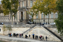 Le musée du Louvre, victime d'un cambriolage