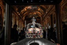 La couronne du roi de France Louis XV exposée dans la Galerie d’Apollon, le 14 janvier 2020.
