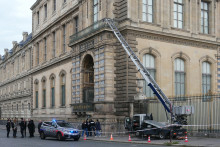 Le monte-charge utilisé par les braqueurs pour pénétrer dans le musée du Louvre, dimanche 19 octobre.