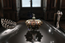 À droite, le nœud de corsage de l'impératrice Eugénie, exposé le 14 janvier 2020 au Musée du Louvre.