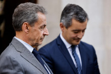 Nicolas Sarkozy se tient aux côtés de Gérald Darmanin lors de l'exposition commémorative du centenaire de l'inauguration de la Grande Mosquée de Paris, le 19 octobre 2022.