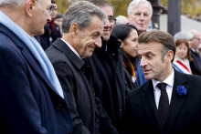 Emmanuel Macron salue Nicolas Sarkozy lors des commémorations du 106e anniversaire de l'armistice du 11 novembre 1918.