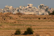Les Palestiniens retournent chez eux et découvrent des immeubles complètement détruits par l'armée israélienne.