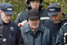 Émile Louis escorté par la police le 10 novembre 2004 à Rouvray