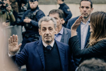 Nicolas Sarkozy salue la foule venue le soutenir avec son incarcération, le mardi 21 octobre 2025