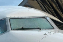 Un objet mystérieux a heurté en plein vol le pare-brise d'un Boeing 737, jeudi 16 octobre 2025