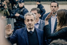 Nicolas Sarkozy salue la foule venue le soutenir avec son incarcération, le mardi 21 octobre 2025