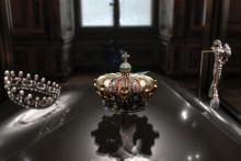 À droite, le nœud de corsage de l'impératrice Eugénie, exposé le 14 janvier 2020 au Musée du Louvre.