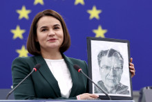 La dirigeante de l’opposition biélorusse Svetlana Tsikhanovskaïa montre une photo du journaliste Andrzej Poczobut au Parlement européen le 22 octobre 2025.