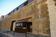 Entrée de la prison de la Santé, dans laquelle est incarcérée l'ancien président de la République Nicolas Sarkozy.