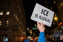 Un new-yorkais manifeste contre la police de l'immigration américaine après une descente au coeur de Manhattan le 21 octobre 2025