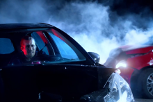 Extrait du clip de prévention de la fondation Vinci Autoroutes contre les dangers du gaz hilarant au volant