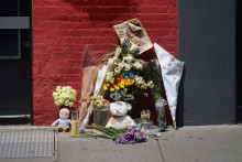Des bouquets de fleurs et des peluches en hommage à Etan Patz ( 2012 )
