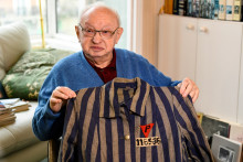 Armand Bulwa, survivant du camp de concentration de Buchenwald pose avec un uniforme de prisonnier politique polonais lors d'une séance photo à Paris, le 8 janvier 2020