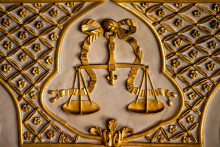 Une photo montre une balance symbolisant la justice au palais de justice de Douai, dans le nord de la France, le 25 juin 2015.