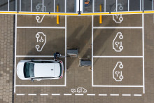 La borne de recharge utilise l'énergie locale produite durablement par un parc solaire connecté pour recharger les véhicules.