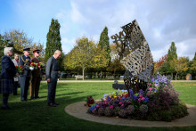 Charles III devant le monument