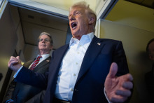 En route vers le Japon, Donald Trump a répondu à la presse sur un éventuel troisième mandat de président.