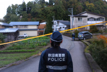 La police japonaise boucle une zone du village d'Higashinaruse après une attaque d'ours