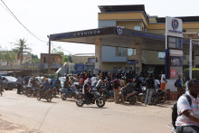 Une longue file d'attente dans une station à Bamako où il y a une pénurie de carburant.