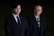 Les avocats de Tetsuya Yamagami répondent aux questions de la presse après son premier procès, qui s'est tenu à Nara, dans la préfecture de Nara, au Japon, le 28 octobre 2025.