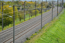 Illustration des voies ferrées de la ligne a grande vitesse où ont été incendiés des cables ferroviaires proche de la gare SNCF TGV Valence.