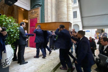 ILLUSTRATION : De plus en plus de Français souscrivent aux assurances obsèques