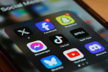 ILLUSTRATION : Emmanuel Macron veut proposer un grand débat autour des réseaux sociaux