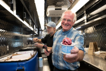 Ben Cohen, cofondateur de la marque de glaces Ben & Jerry's, lors d'une distribution à Philadelphie (Pennsylvanie, États-Unis), le 16 septembre 2024.