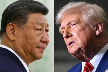 De gauche à droite, le président chinois Xi Jinping au Kremlin à Moscou le 8 mai 2025 et le président américain Donald Trump à l'usine US Steel - Irvin Works à West Mifflin, en Pennsylvanie, le 30 mai 2025.