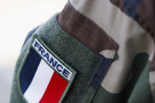 Gros plan sur l'écusson tricolore français sur le bras d'un soldat lors de l'exercice VOLFA-25 organisé par l'armée de l'air et de l'espace française.