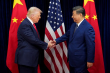 Le président Donald Trump et le le président chinois Xi Jinping ont échangé lors d'une réunion bilatérale au sein de la base aérienne de Gimhae, le 30 octobre 2025, à Busan, en Corée du Sud.