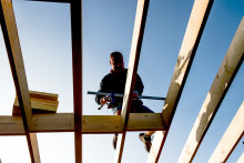 Un charpentier sur un chantier dans le Nord de la France