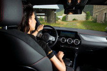 Image d'illustration d'une femme conduisant une voiture.