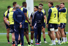 Le sélectionneur du XV de France Fabien Galthié (au centre) et ses joueurs à l'entraînement à Marcoussis avant la tournée d'automne, le 28 octobre 2025.