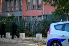 Les policiers de la BRI devant le lieu du braquage à Lyon.