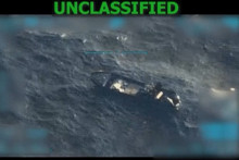 Les forces militaires américaines menant une attaque contre un bateau transportant des trafiquants de drogue présumés dans la mer des Caraïbes.