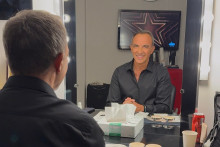 Nikos Aliagas dans sa loge de la Star Academy