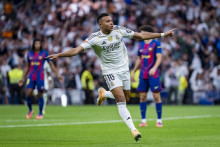 Le Français Kylian Mbappé célébre après un but marqué avec le Real Madrid contre le FC Barcelone en Liga au Bernabeu, le 26 octobre 2025.