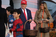 Donald et Melania Trump, lors des festivités d'Halloween organisées à la Maison-Blanche, le 30 octobre 2025